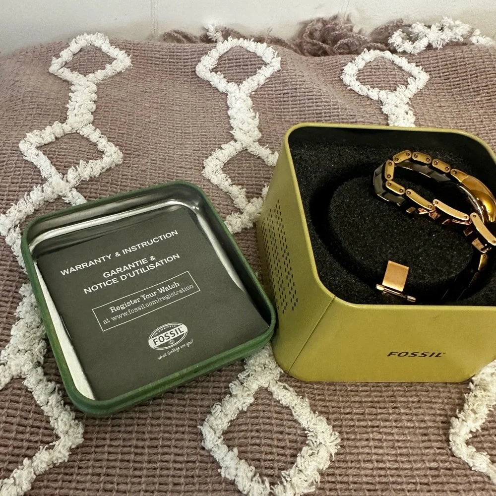 Women’s Fossil Watch - Picture 3 of 7